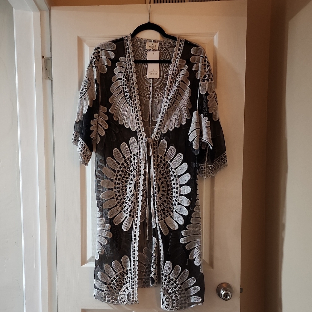 Elegant Black and White Lace Tunic/Kimono